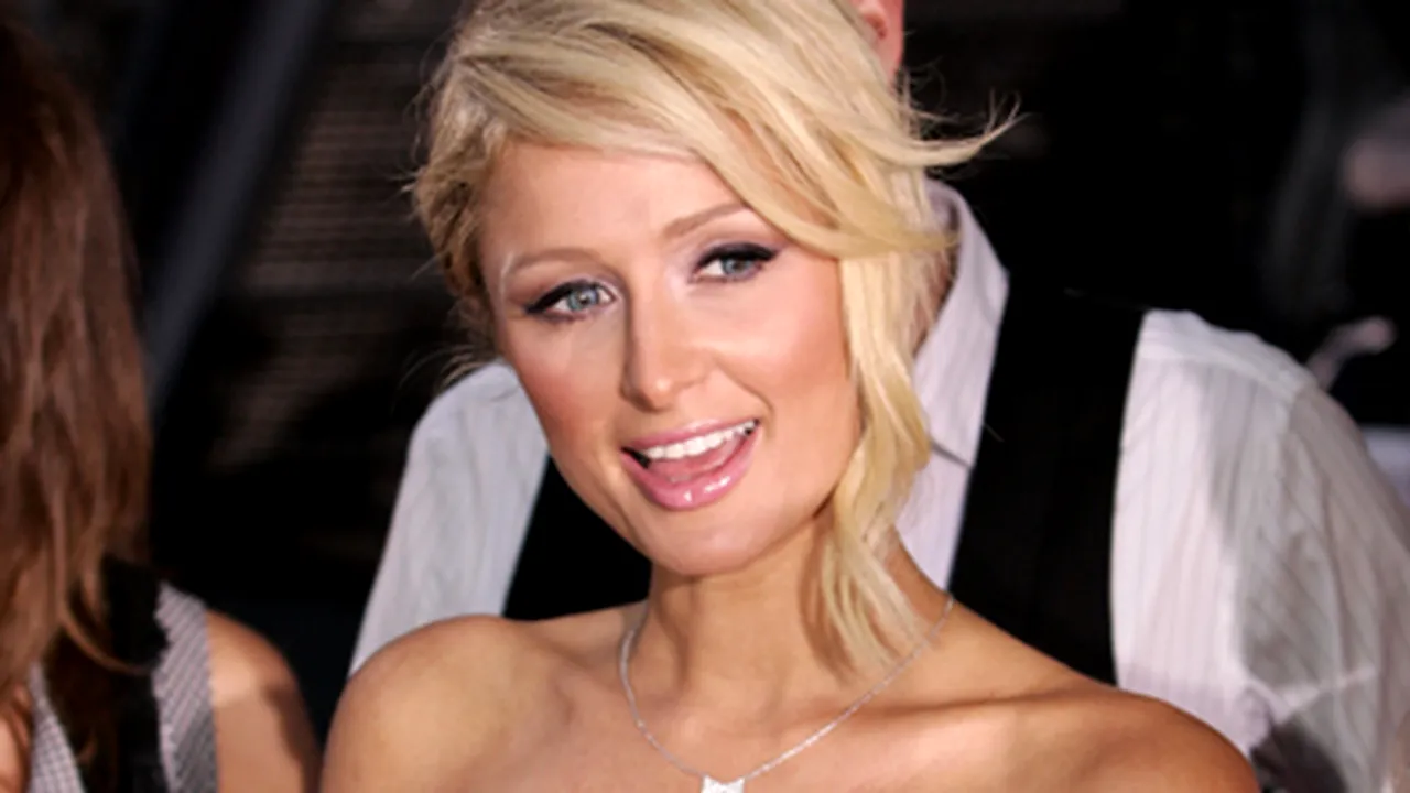 Paris Hilton şi-a făcut cadou de Crăciun o maşină de lux roz
