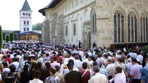 Mănăstirile fac bani frumoşi din turismul religios adaptat cu evlavie la economia de piaţă
