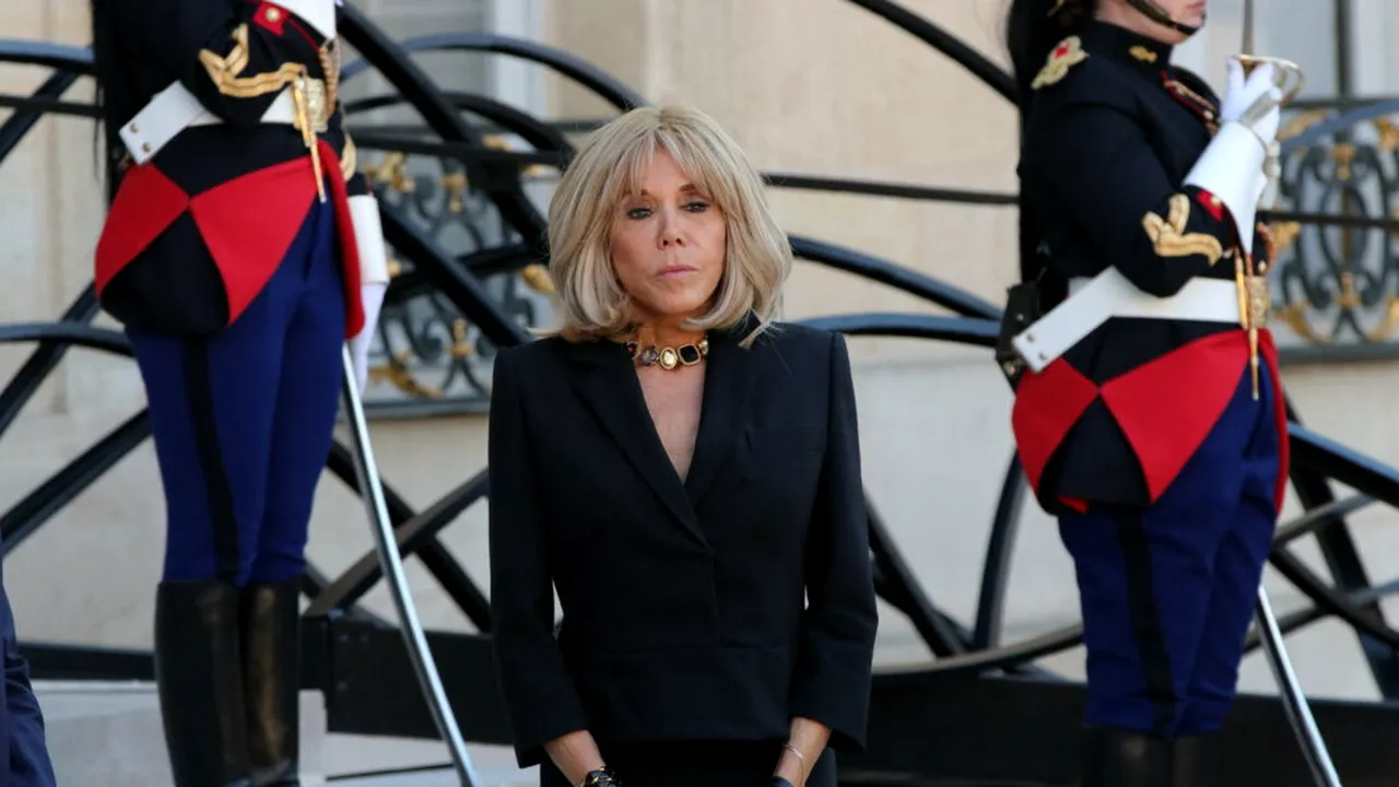 Brigitte Macron, în centrul unui scandal de proporții. Prima doamnă a Franței insultă activistele feministe