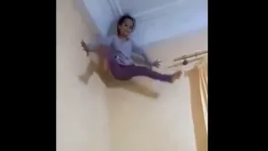 Fata lui Spiderman. Cum reuşeşte să se urce pe pereţi? Video viral 