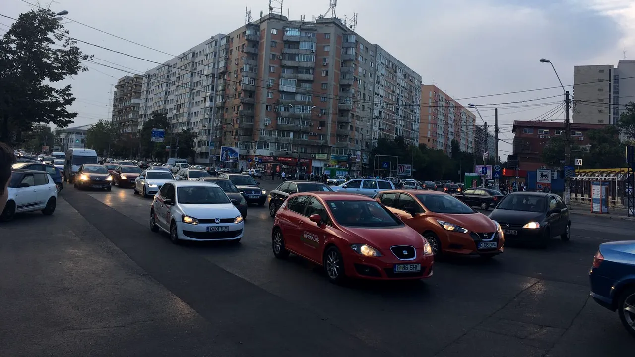 FOTO | Se circulă cu dificultate în Capitală | Mulţi părinţi au parcat neregulamentar şi au blocat traficul/ Şase maşini s-au ciocnit la Podul de la Băneasa, iar o bandă este blocată pe sensul către Otopeni