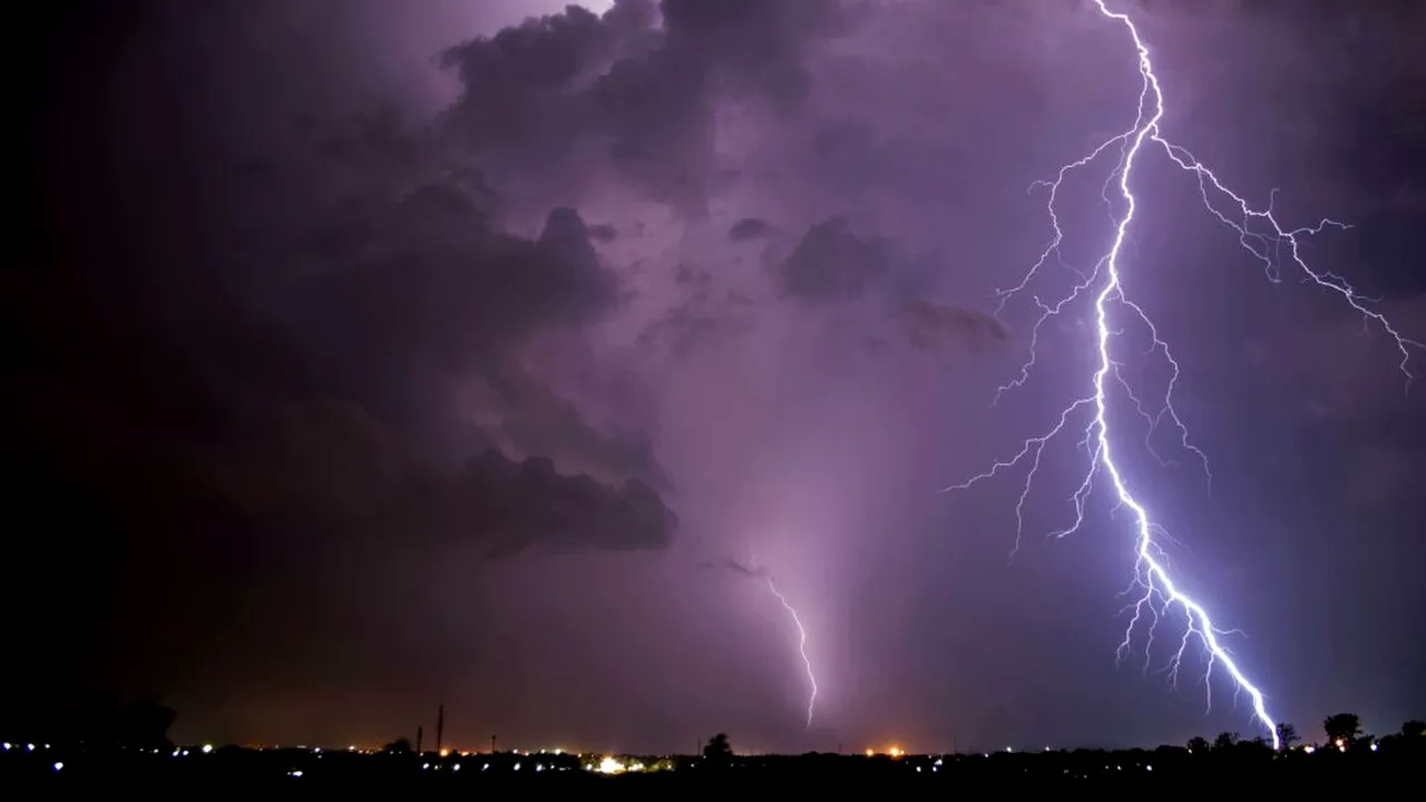 O furtună a ucis 15 oameni în cel mai mare oraș din Pakistan. Alți peste 20, răniți