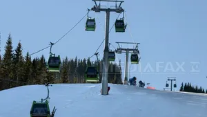 Zeci de turişti blocaţi în telegondole la Obârşia Lotrului, în urma unor avarii la reţeaua electrică