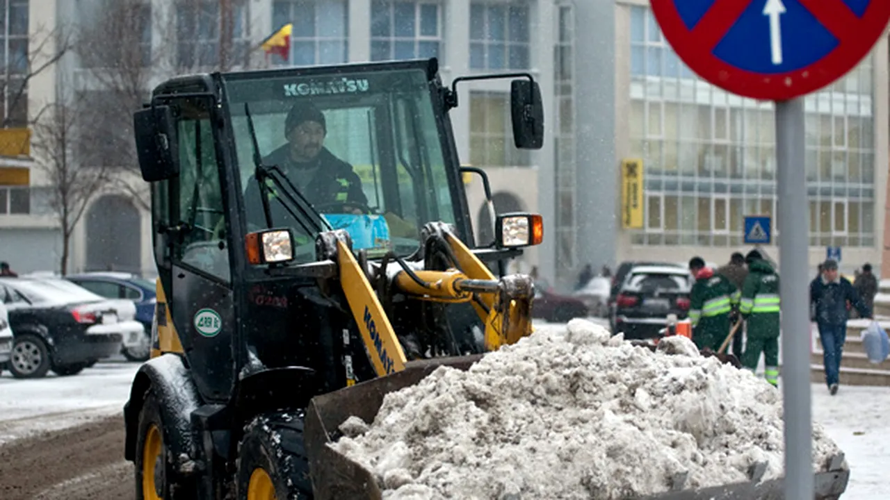 Capitală: Peste 360 de utilaje de deszăpezire, dar acţiunile sunt îngreunate de viscol