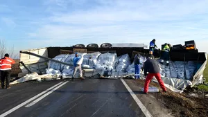 Trafic îngreunat în Arad de un TIR care a derapat în decor