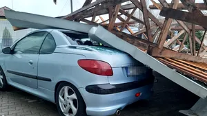 FOTO: Vreme extremă în România. Un acoperiş luat de vânt a avariat mai multe maşini, la Caraş-Severin