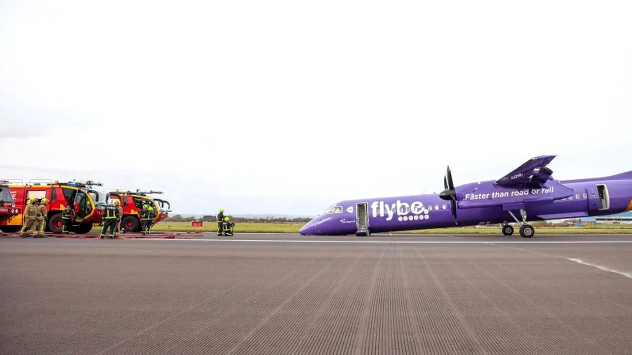 INCIDENT AVIATIC: Un avion de pasageri a aterizat forţat în Marea Britanie. O persoană a fost rănită | FOTO, VIDEO