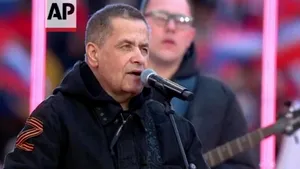 Un cântăreţ cu „Z” pe jachetă a făcut „încălzirea” pentru intrarea lui Putin pe stadionul din Moscova

