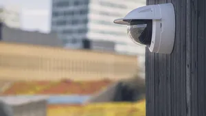 Axis Communications: Camera panoramică multisenzor oferă o acoperire de 180° fără unghiuri moarte