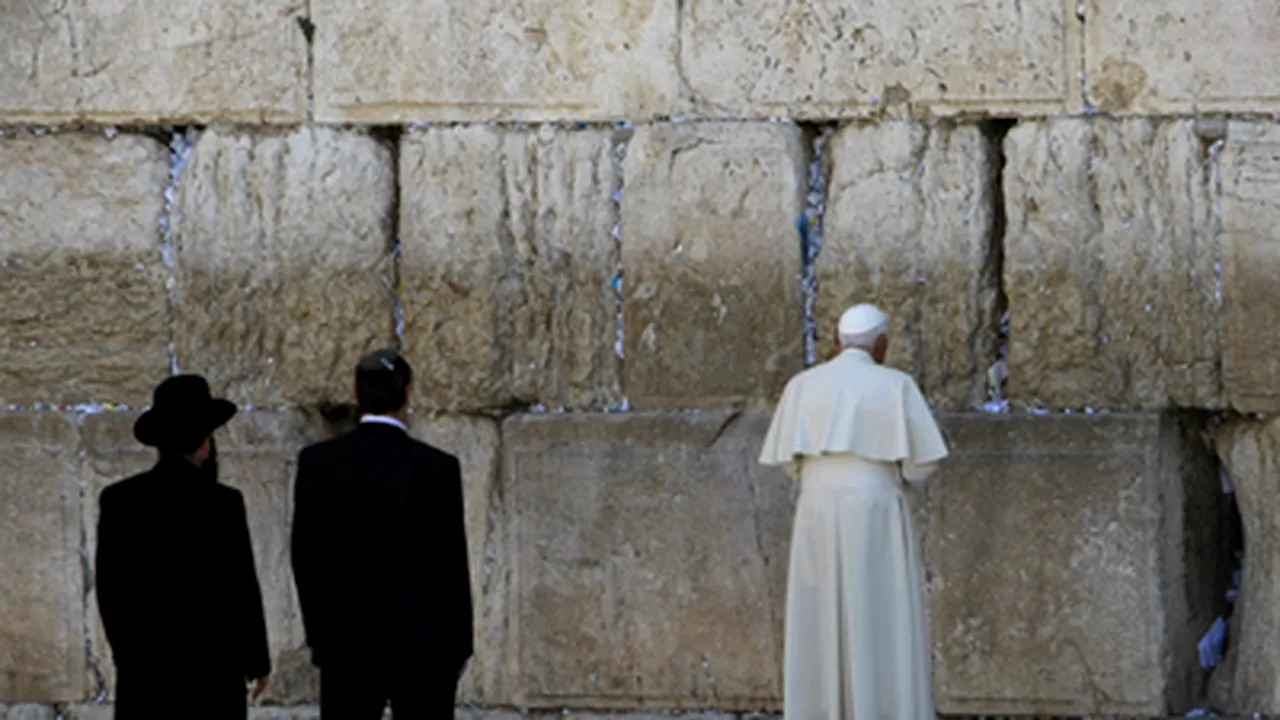 Suveranul Pontif s-a recules la Zidul Plângerii - GALERIE FOTO