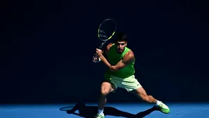 Carlos Alcaraz se califică în premieră în finala Australian Open după un meci epic cu Alexander Zverev