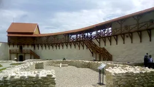 Cetatea teutonilor din Feldioara, reconstruită de la zero, după o investiţie de 12 milioane lei. Când îşi deschide porţile pentru turişti | GALERIE FOTO