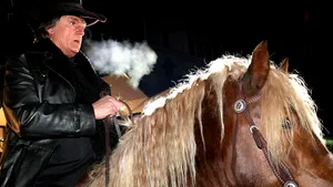 Piersic a inaugurat călare pe cal şi costumat în Mărgelatu cinematograful care îi poartă numele - FOTO