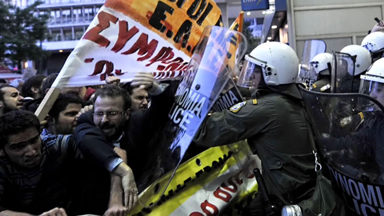 Confruntări între poliţie şi manifestanţi la Atena