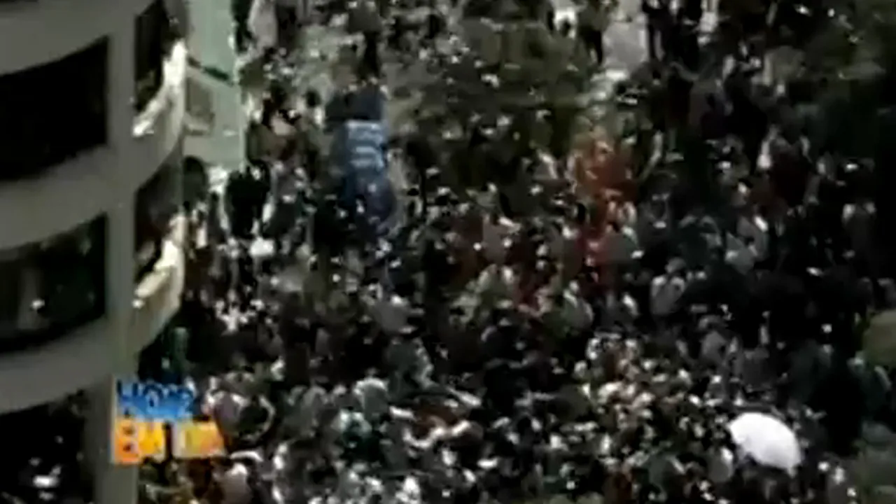 Ploaie cu bani în Rio de Janeiro: Un post de televiziune a aruncat bancnote de pe acoperişul unei clădiri - VIDEO