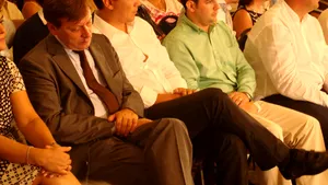 Ponta către Antonescu: Crin, dă-ţi jos cravata!