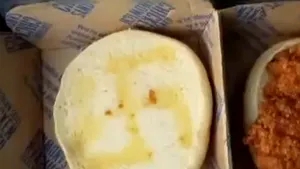 O femeie a găsit o svastică desenată cu unt pe sandvişul cumpărat de la McDonald’s - VIDEO