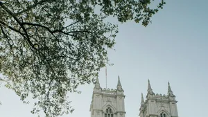 Episod neobișnuit într-o biserică din Londra. Un episcop desculț și în halat de baie a oprit concertul unui cor bisericesc: Plecați din casa mea