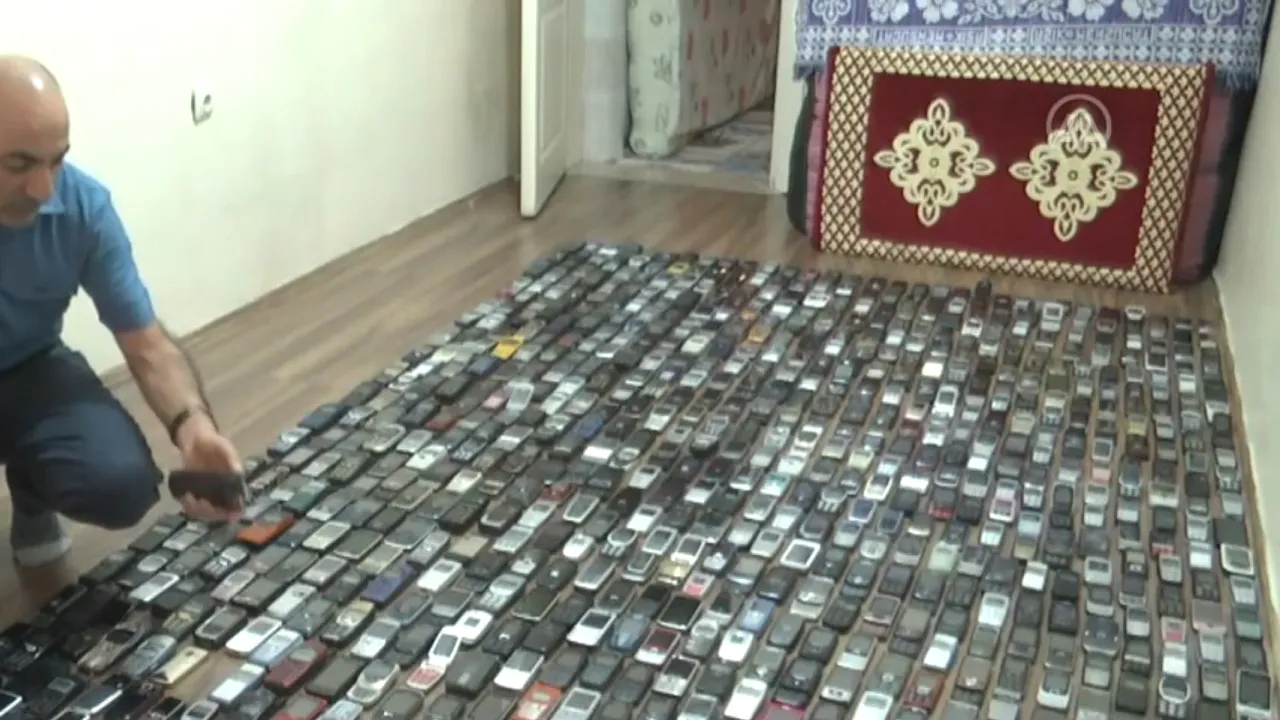 O colecţie impresionantă de...telefoane. Un turc a strâns peste 1000 de telefoane în 20 de ani
