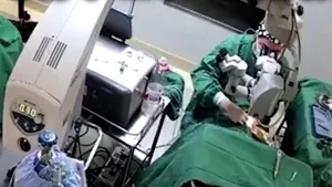Un doctor a lovit o pacientă cu pumnul în timpul operaţiei. Conducerea spitalului a plătit o compensaţie ridicolă