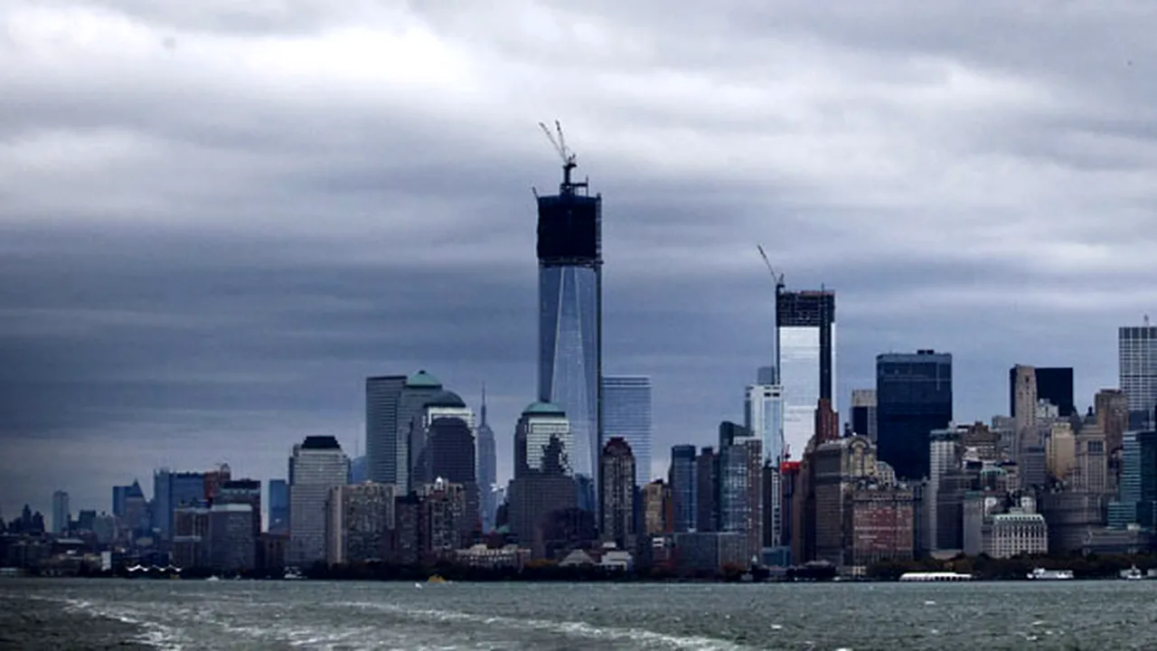 STARE DE URGENŢĂ ÎN NEW YORK, înaintea sosirii uraganului Sandy: Circulaţia tuturor mijloacelor de transport în comun, oprită. Newyorkezii stau la cozi pentru provizii - FOTO, VIDEO