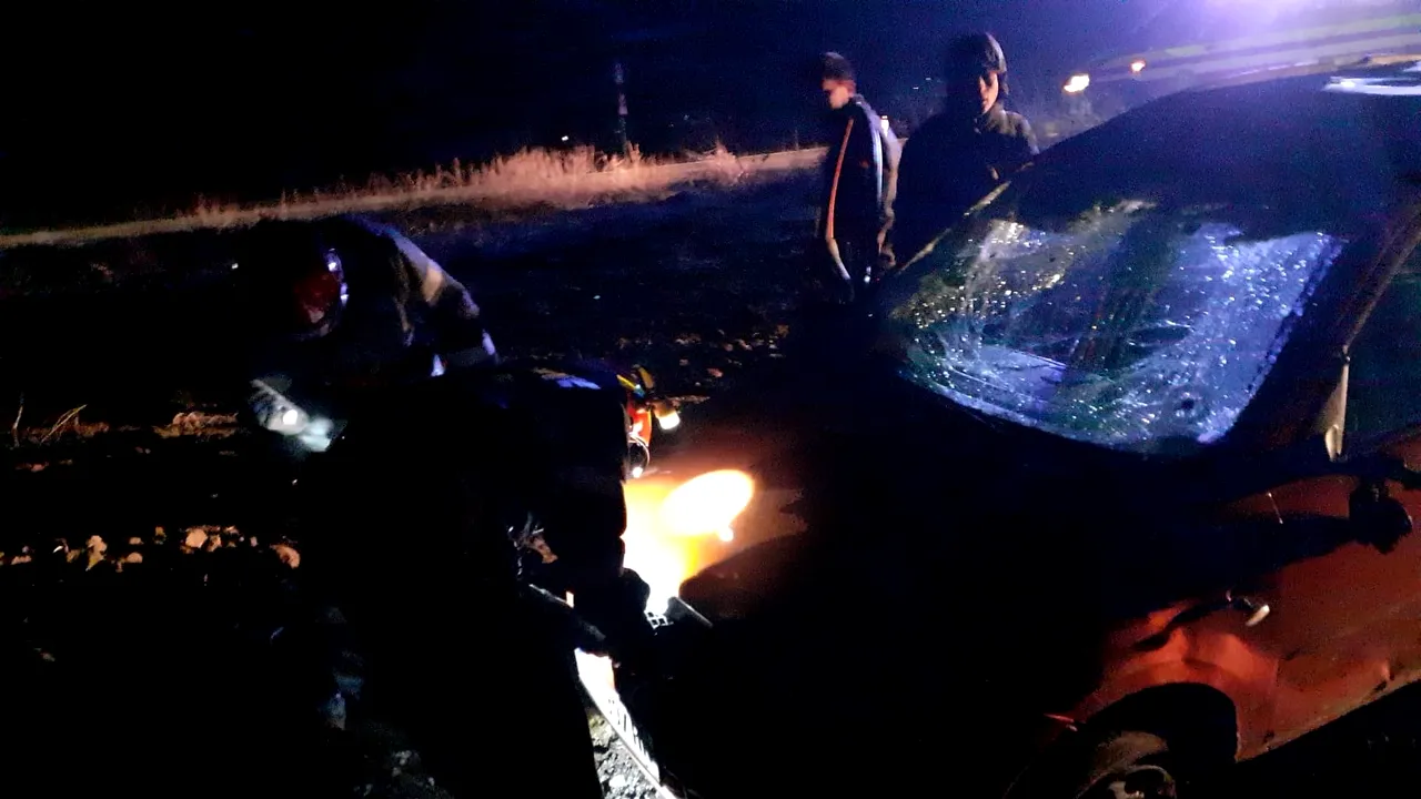 Accident în Timiş: Două persoane au fost grav rănite, după ce o maşină a ieşit în decor de pe DN 6 - FOTO