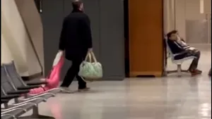 VIDEO Atenţie, „bagaj de mână”! Momentul ilar în care un tată îşi trage fiica de glugă printr-un aeroport