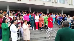 Angajaţii Spitalului de Urgenţă Craiova au năvălit peste manager. Oamenii protestează şi cer medicamente pentru bolnavi şi căldură în spital - VIDEO