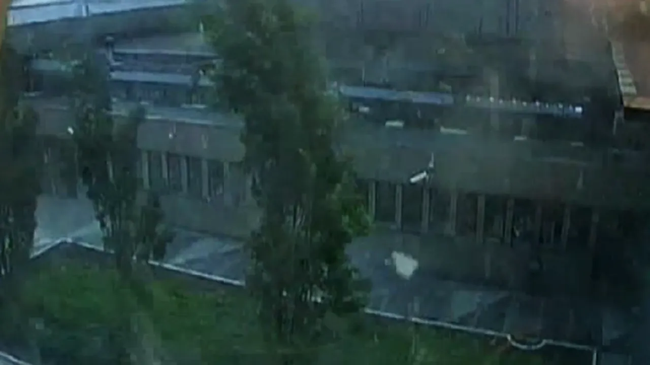 IMAGINI ÎN PREMIERĂ de la atentatul din Oslo: Breivik parcând camioneta-capcană şi explozia ce a ucis 8 oameni - VIDEO