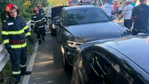 Accident cu șase mașini în Bacău: Patru persoane, între care doi copii, la spital