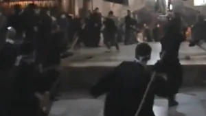 Bătaie cu mături în Biserica Naşterii Domnului din Betleem: 100 de preoţi, implicaţi în altercaţie - VIDEO