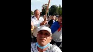 FOTO. Viorel Cataramă protestează în Piaţa Victoriei, alături de câteva zeci de persoane