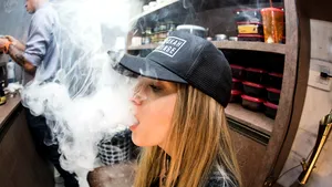 Vaparea şi COVID-ul. Cât de predispuse la infectare sunt persoanele care utilizează ţigări electronice 