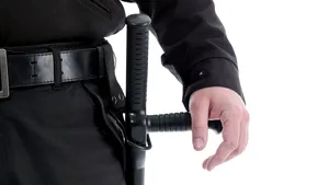 Chemaţi să aplaneze un conflict într-un bar, doi agenţi de pază din Hunedoara i-au bătut pe scandalagii