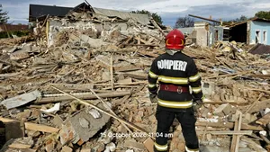 O explozie a distrus complet trei case, iar o persoană a suferit arsuri pe 55% din corp. De vină ar fi fost o butelie de gaz