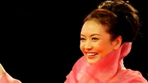 Carla Bruni Made in China: Peng Liyuan, o cântăreaţă măritată cu viitorul preşedinte al Chinei