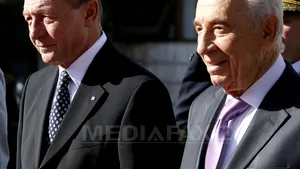 Băsescu, la primirea oficială de către Shimon Peres: Încă mai avem, sporadic, câte un politician care are tentaţia de a nu recunoaşte Holocaustul
