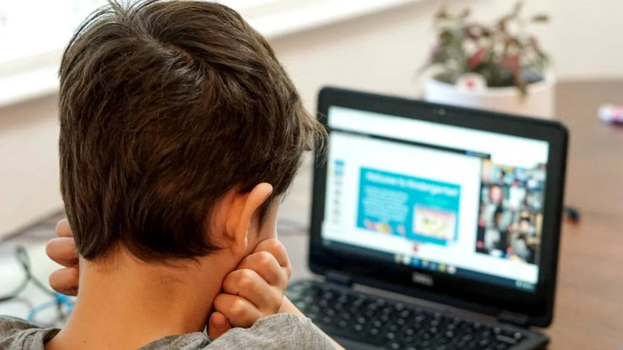 Verificarea vârstei, sub lupă. Comisia Europeană anchetează platformele online