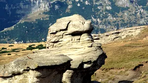 Turiştii căzuţi într-o râpă în Bucegi au fost recuperaţi de salvamontişti şi sunt în stare bună