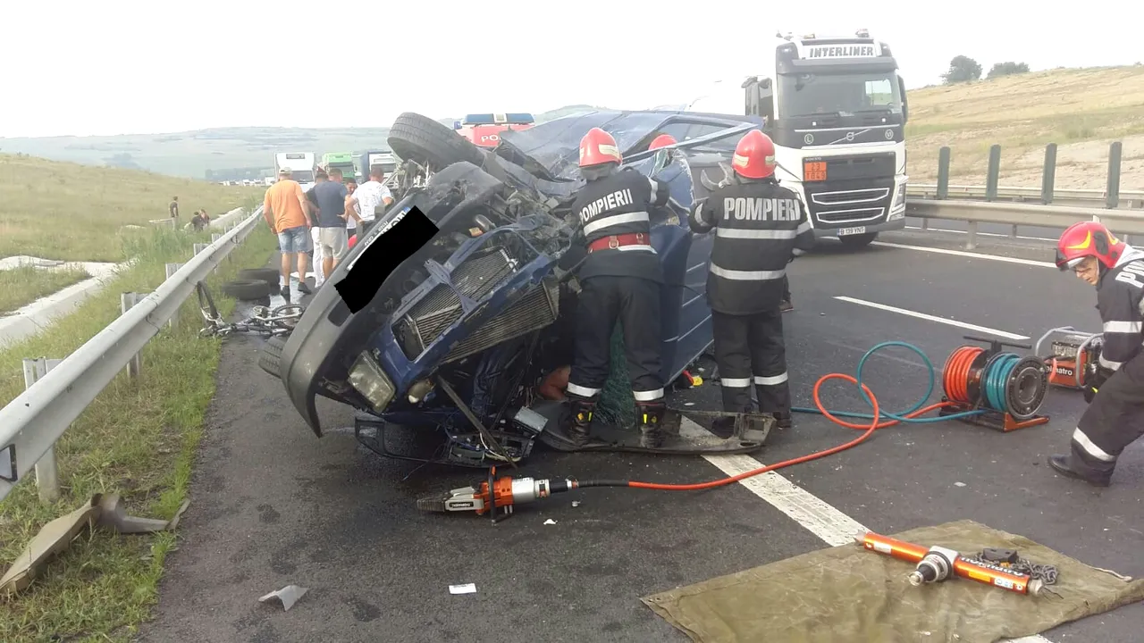 ACCIDENT grav pe autostradă. Un mort şi cini răniţi în urma unui impact între două autoutilitare - FOTO