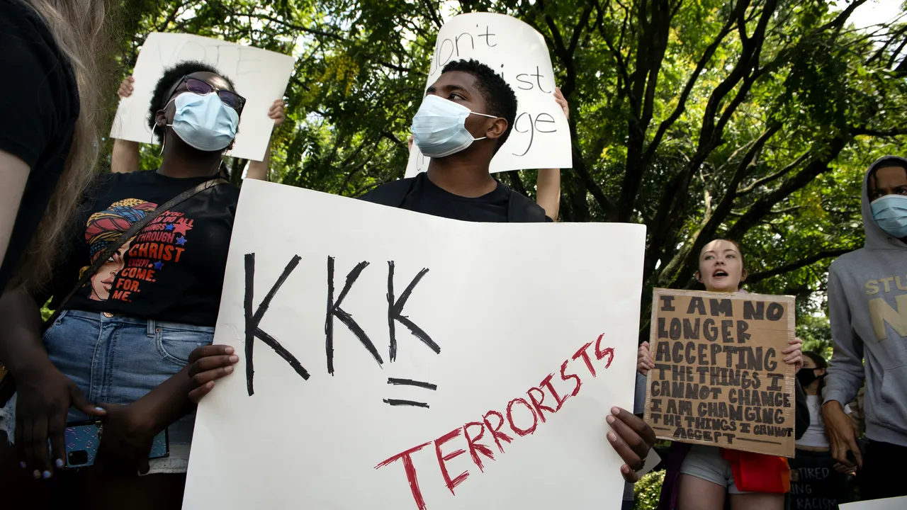 Bărbatul care a intrat cu maşina într-un grup de protestatari din Virginia este membru al Ku Klux Klan