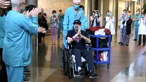 A stat internat 62 de zile, a învins coronavirusul, dar coşmarul abia acum a venit: factură de 1,1 milioane de dolari pentru tratament / ”Mă simt vinovat că trăiesc”