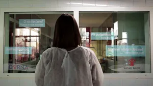 Pentru cel puţin 700 milioane de copii din lume, copilăria s-a încheiat prea devreme. În România se înregistrează 34 de naşteri la 1.000 de adolescente între 15 şi 19 ani