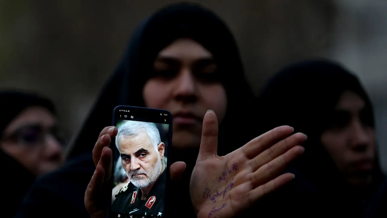 VIDEO | Mii de irakieni au strigat „Moarte Americii!” la funeraliile generalului iranian Qassem Soleimani
