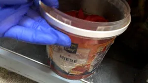 Mâncare expirată în vase cu mucegai pentru românii aflaţi în carantină la un hotel din Mamaia