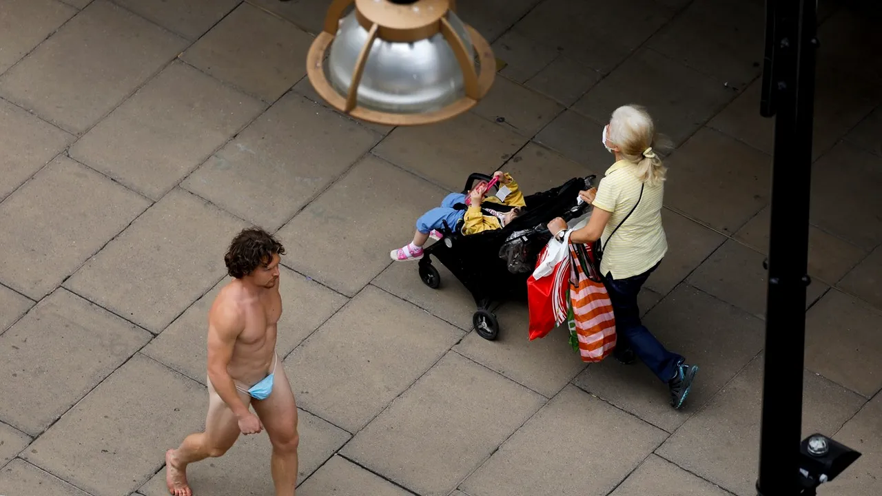 Moment inedit pe o stradă din Londra. Un bărbat s-a plimbat pe Oxford Street purtând doar masca de protecţie pentru a-şi acoperi zona intimă