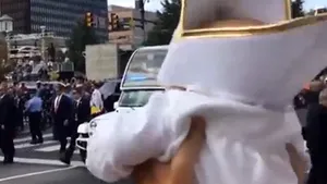 MOMENT inedit: Papa Francisc, fermecat de un bebeluş costumat. MESAJUL său către părinţi - VIDEO