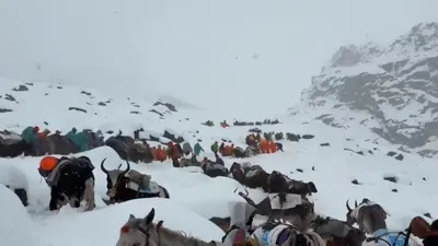 EXTERNE Blocaj pe Everest: un uriaș de gheață ține sute de alpiniști captivi la Tabăra de Bază