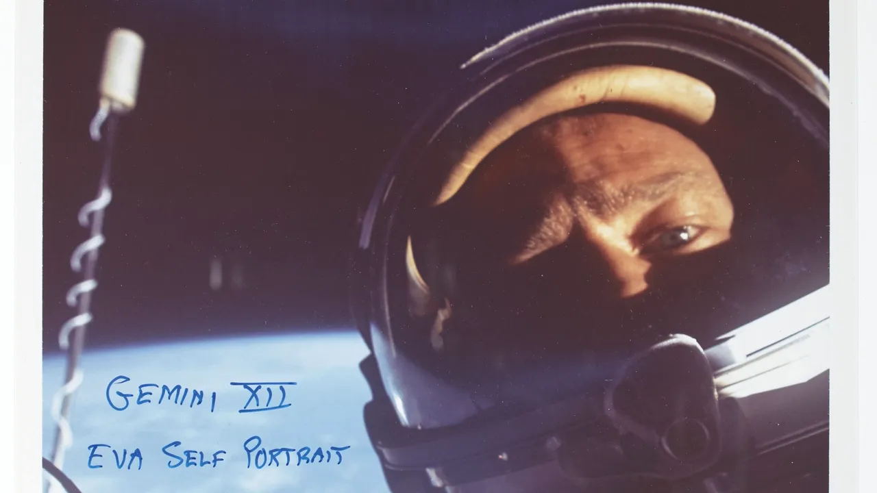 Un selfie picat din lună. Primul selfie făcut în spaţiu a fost scos la licitaţie 