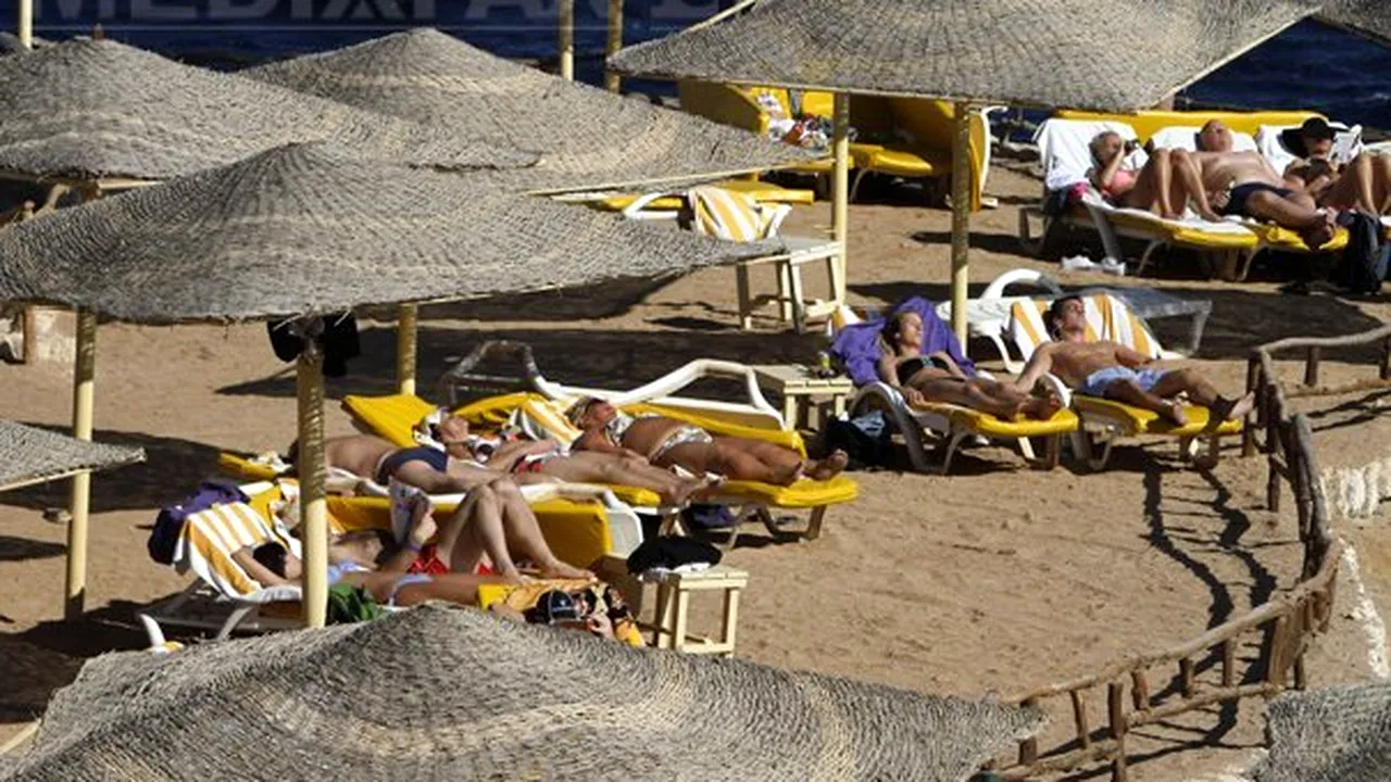 Turiştii din Egipt pot să poarte bikini şi să consume alcool